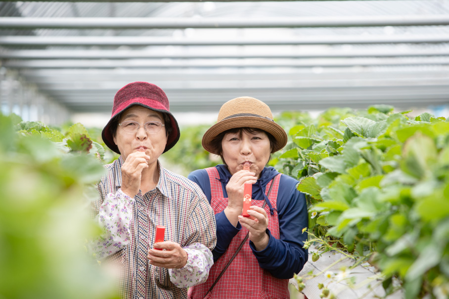 Amaya Etaroの商品と一緒に記念写真